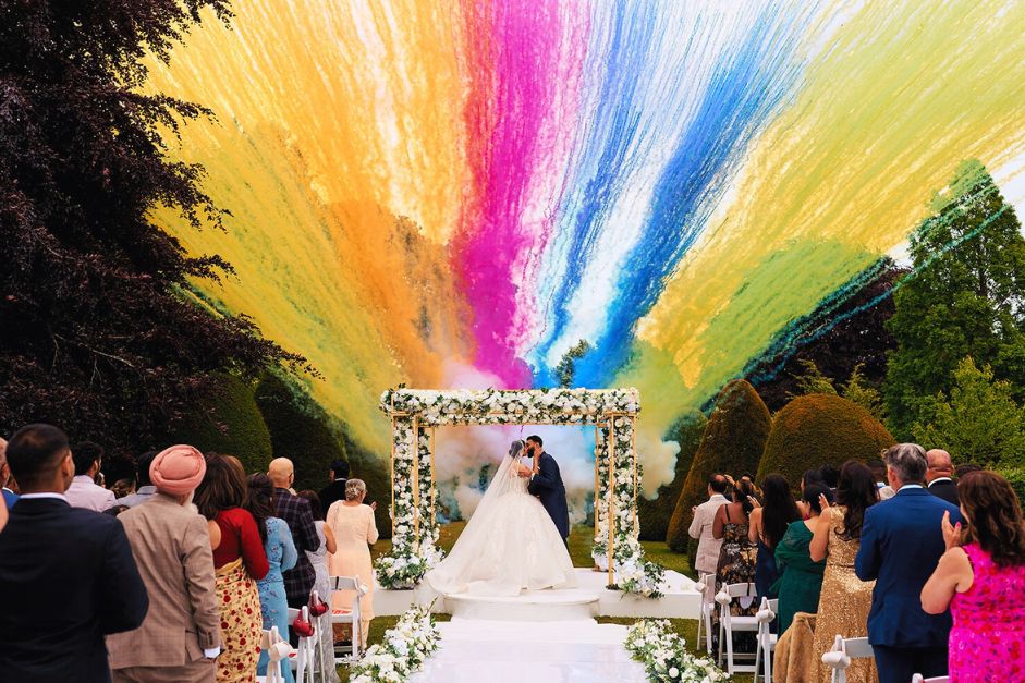 smoke-display-colour-arch-for-wedding-image-by-@luke_makesphotos